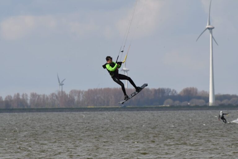 Niels Bergsma aan het kitesurfen