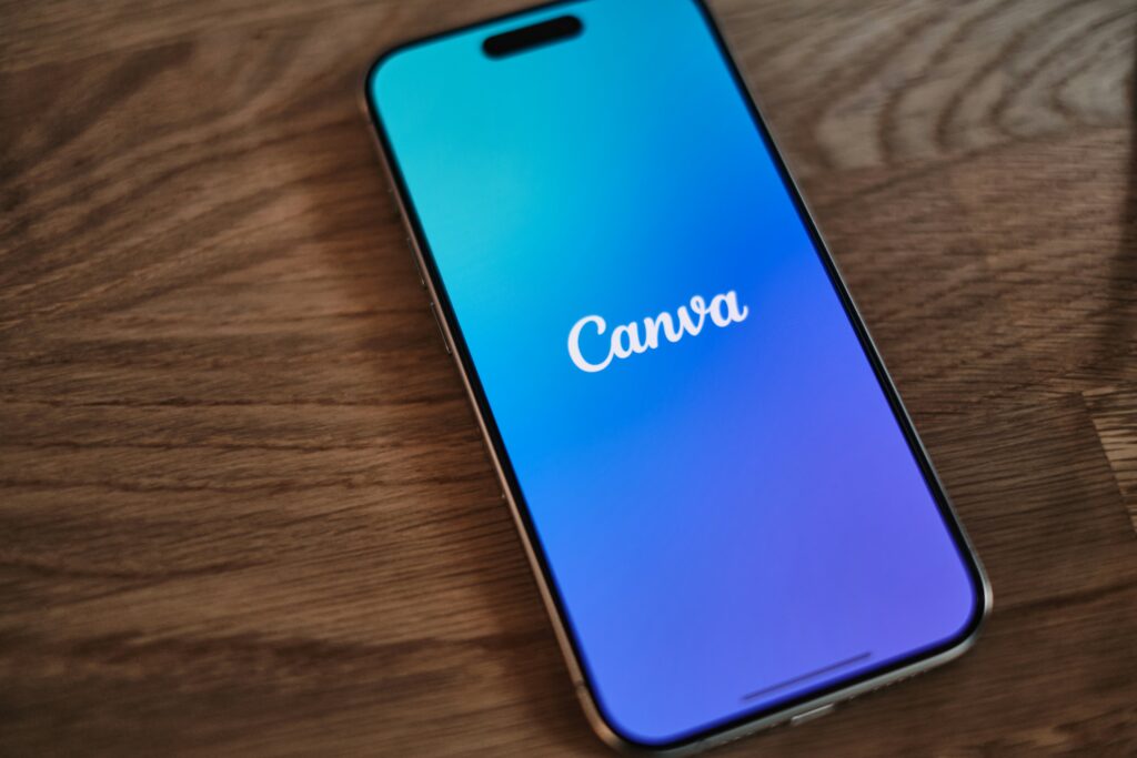 foto van een telefoon met de canva app open