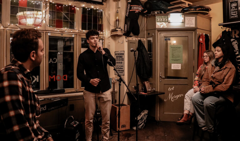 Foto van NIels aan het optreden